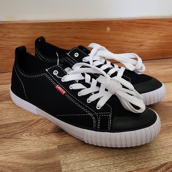 Levi's Womens Black Canvas Sneakers NWOT - Picture 1 of 7